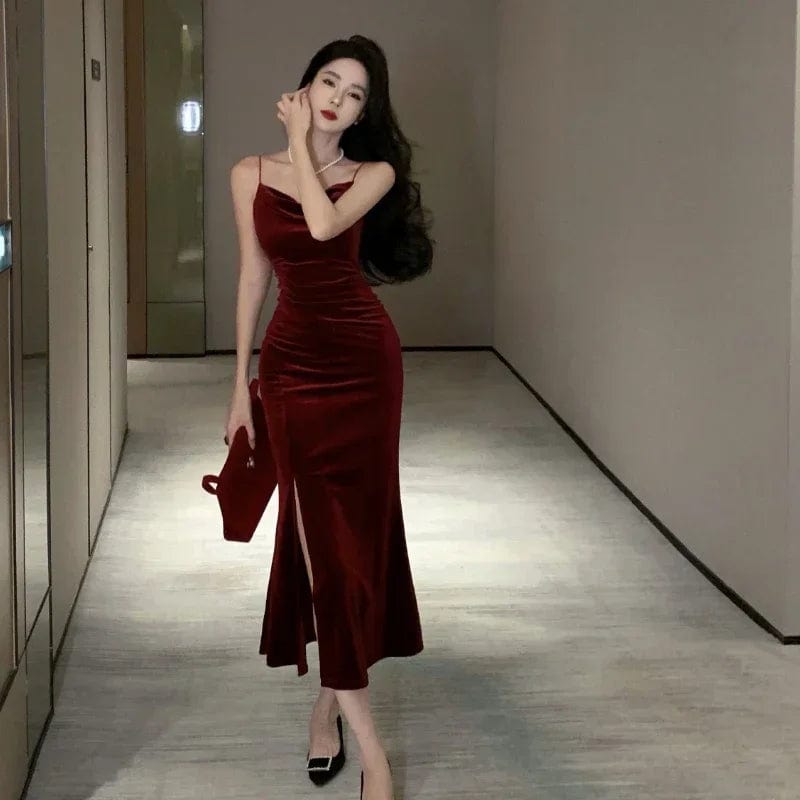 Stunning Vintage Red Velvet Bodycon Dress for Women – Elegant Spaghetti Strap Midi with Slit Perfect for Prom, Parties & Nights Out